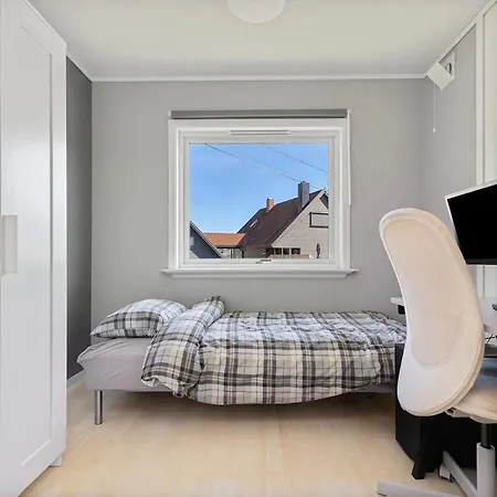 Large House 10 Minutes From The Center *