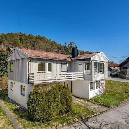 Large House 10 Minutes From The Center Hébergement de vacances Kristiansand